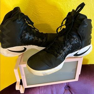 Nike Hyperdunk 2016 Women’s Basketball Sneakers!